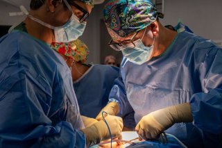 El cirujano Diego González Rivas (i) participa en una operación torácica en el Hospital de Jaén.