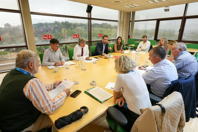 Carlos Martínez preside la reunión mantenida este martes con las OPAs antes del debate de la moción sobre agricultura