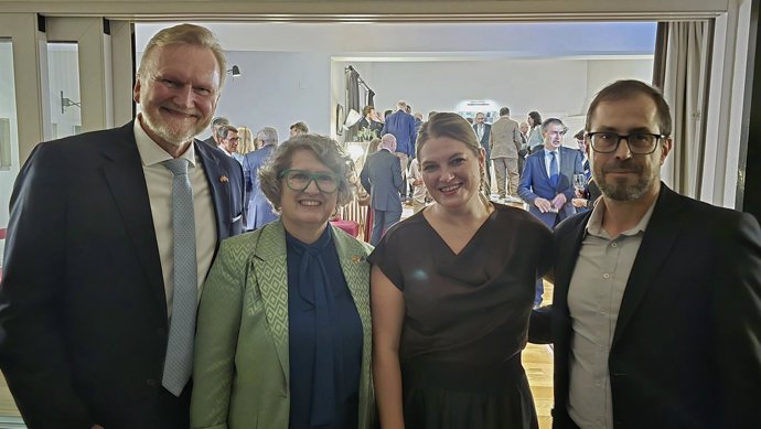 La consejera de Desarrollo Sostenible, Mercedes Gómez, con representantes noruegos.