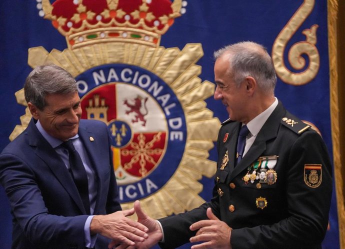 El delegado de Gobierno en Andalucía, Pedro Fernández (i) saluda  al jefe superior de Policía en Andalucía Occidental, Jesús María García Muñoz (d), en el acto de celebración de la festividad del 'Día de la Policía'. 