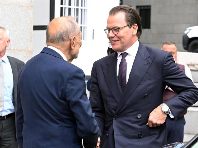 El príncipe Daniel de Suecia, recibido por Javier Solana a su llegada al Museo del Prado