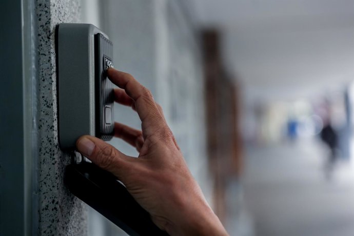 Archivo - Caja de seguridad de un piso turístico, a 20 de mayo de 2024, en Madrid (España).