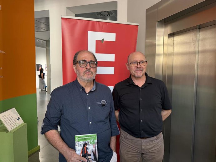 El secretario general de CCOO, Manuel Pina, y el secretario de Salud Laboral, Luis Clarimón,  tras la jornada celebrada en el Joaquín Roncal.