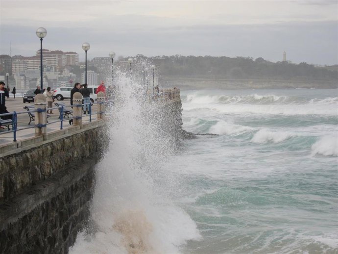 Archivo - Fuerte olejae en Santander. Olas. Temporal. Fenómenos adversos costeros. Alerta 