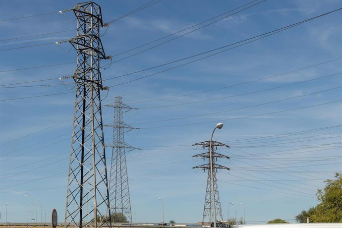 Torre eléctrica a las afueras de Madrid