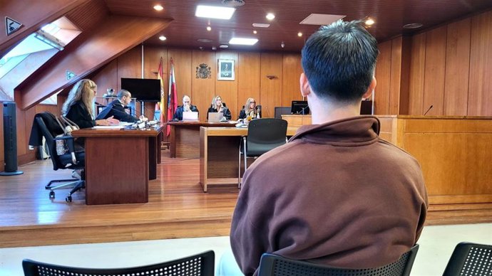 Joven acusado de agresión sexual a una menor con la que había quedado a dar un paseo en Santander, en el juicio contra él en la Audiencia de Cantabria