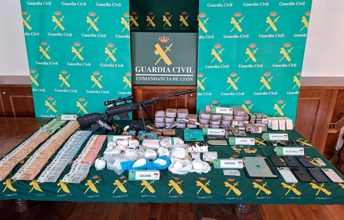 Cocaína, hachís, más de 15.000 euros en efectivo y dos armas de fuego intervenidos en el marco de la operación 'Butzi'.
