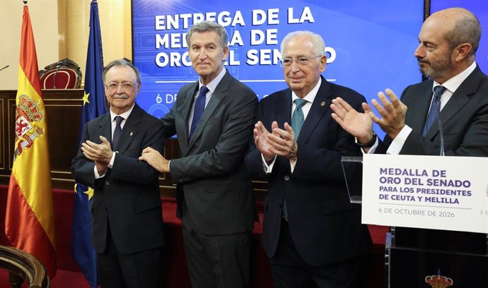 El presidente del Senado, Pedro Rollán, entrega la Medalla de Oro de la Cámara Alta a los presidentes de las ciudades autónomas Ceuta y Melilla, Juan Jesús Vivas y Juan José Imbroda, acompañados por el presidente del PP, Alberto Núñez Feijóo, en el Senado