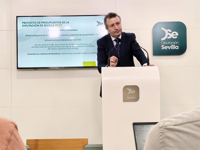 El presidente de la Diputación de Sevilla, Javier Fernández, en la presentación del anteproyecto del Presupuesto General de 2027. A 6 de octubre de 2026.