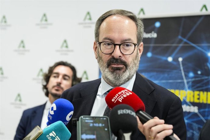 Archivo - El presidente del PP de Córdoba, Adolfo Molina, en una atención a medios.