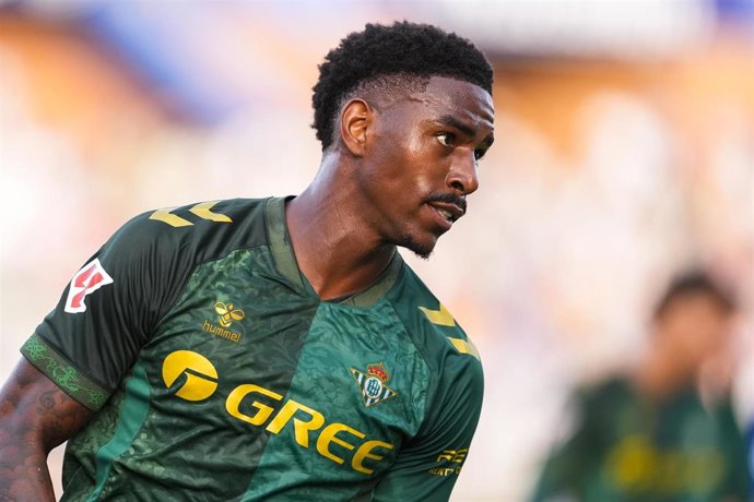Archivo - El lateral izquierdo Junior Firpo disputando un partido con el Real Betis.
