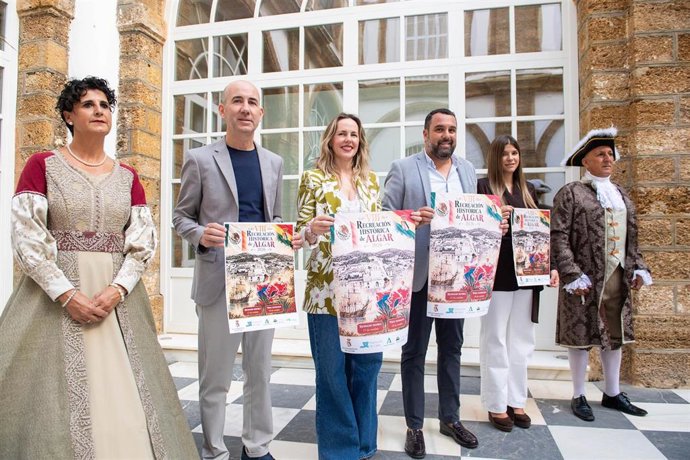 Vanesa Beltrán con el alcalde de Algar en la presentación de la VIII Recreación Histórica de la fundación del municipio.