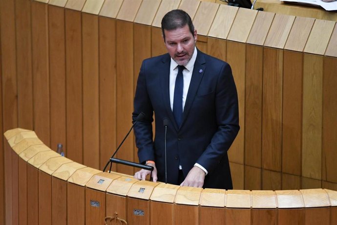 El conselleiro de Cultura, Lingua e Xuventude, José López Campos, en el Parlamento de Galicia