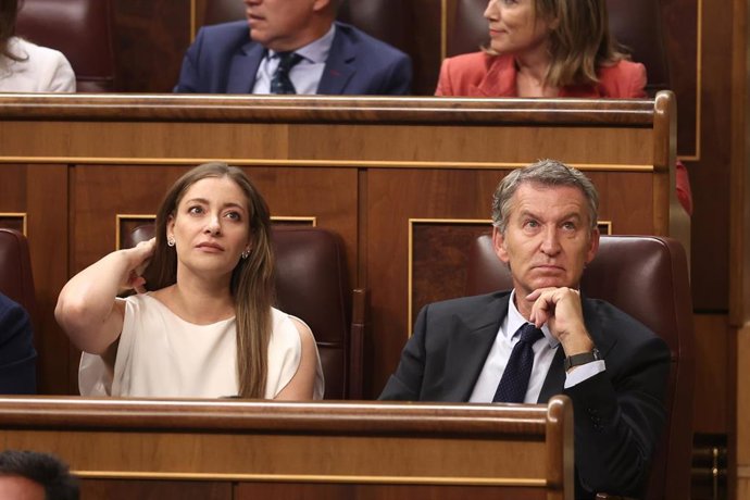 La portavoz del PP en el Congreso, Ester Muñoz, y el presidente del Partido Popular, Alberto Núñez Feijóo