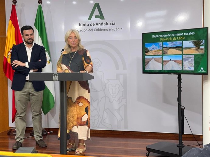 Mercedes Colombo y Fran Moreno presentando la reparación de los caminos rurales tras las borrascas.