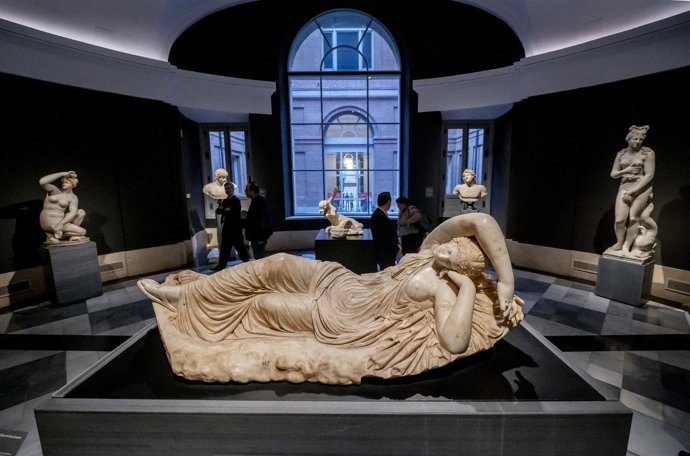 Visitantes al Museo del Prado durante una visita a la nueva sala de esculturas de la colección Cristina de Suecia, en el Museo del Prado, a 6 de octubre de 2026, en Madrid (España). El Museo del Prado ha remodelado la sala 74 de su colección permanente, u