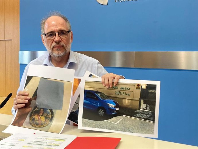 El portavoz adjunto del grupo municipal del PP en el Ayuntamiento de Zaragoza, Alfonso Mendoza, con las pintadas de amenazas a la consejera municipal de Movilidad y Medioambiente, Tatiana Gaudes