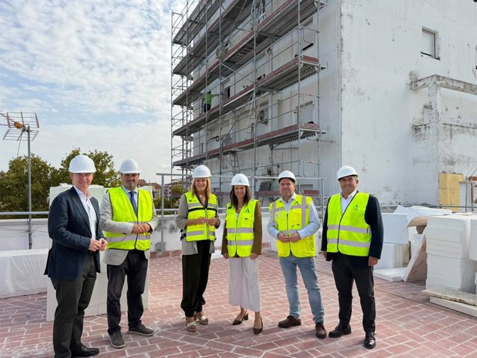 La consejera de Vivienda, Juventud y Ordenación del Territorio, Rocío Díaz, en su visita a las obras de las viviendas públicas de la plaza Molinos de Viento de Huelva.