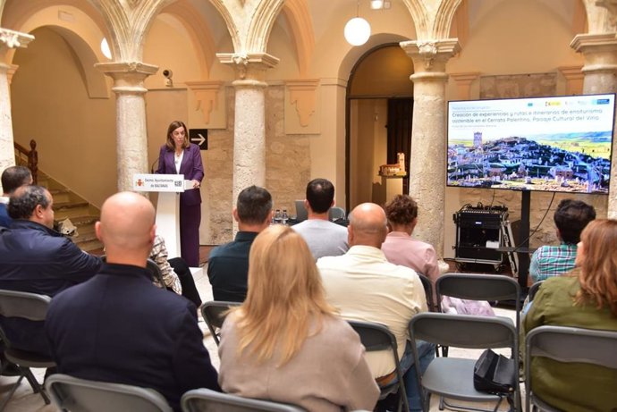 Armisén durante el acto de presentación de los tres nuevos itinerarios por el Cerrato palentino.