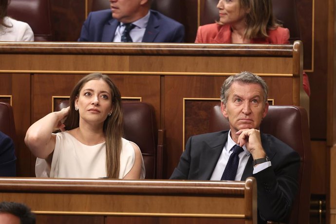 La portavoz del PP en el Congreso, Ester Muñoz, y el presidente del Partido Popular, Alberto Núñez Feijóo