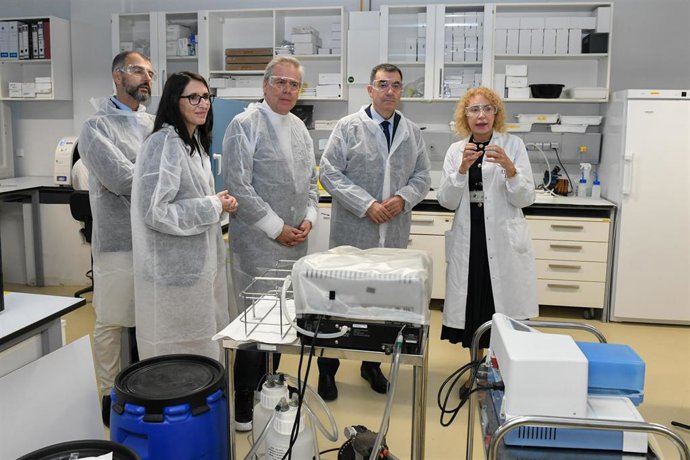 El conselleiro de Educación, Ciencia, Universidades e FP, Román Rodríguez, y el conselleiro de Sanidade, Antonio Gómez Caamaño, han visitan el Centro Singular de Investigación en Medicina Molecular e Enfermidades Crónicas (CiMUS)