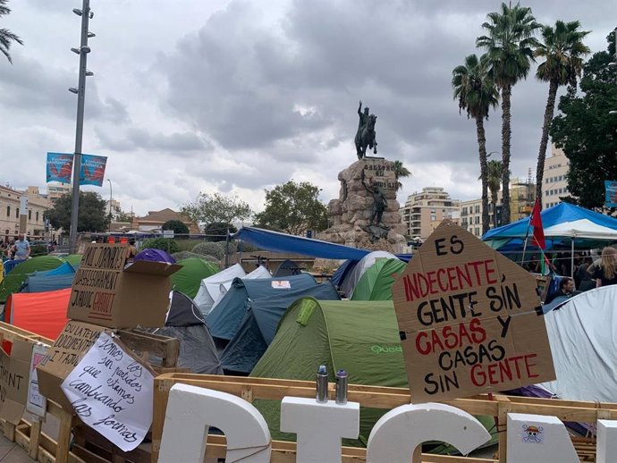 Acampada por la vivienda en la plaza de España de Palma