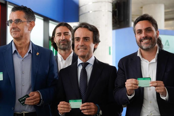 El consejero de Fomento y Movilidad, Mario Muñoz-Atanet (c), durante la presentación de las novedades de los servicios de transporte público de Cádiz tras la incorporación de Barbate y Vejer de la Frontera al Consorcio. A 6 de octubre de 2026 en Cádiz.
