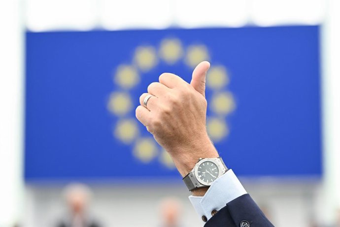 Um representante de um grupo político indica a orientação de voto aos seus colegas durante uma votação na sessão plenária do Parlamento Europeu, em Estrasburgo (França)