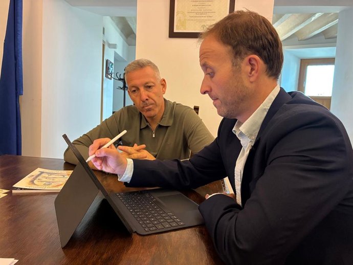 Erik Domínguez en su reunión con el alcalde de Segura de la Sierra, José Manuel Martínez