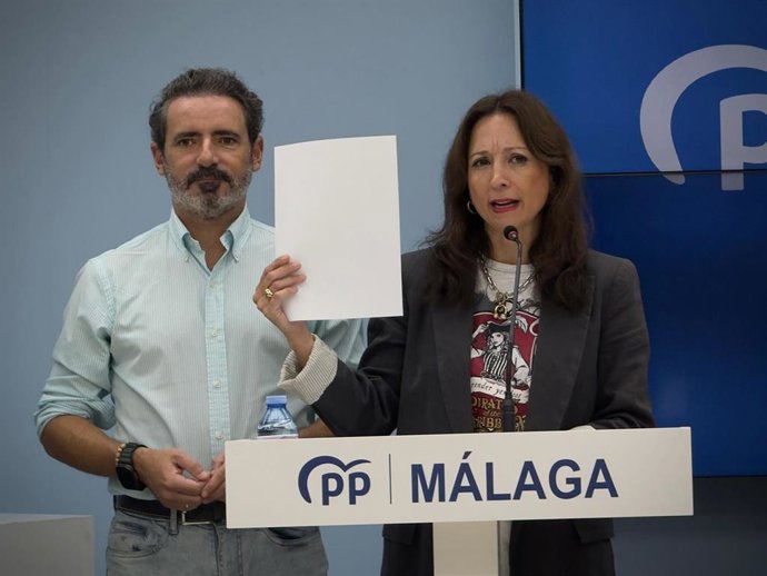 La presidenta del PP de Málaga, Patricia Navarro, junto al secretario general de los 'populares' malagueños, Jose Ramón Carmona, en rueda de prensa.