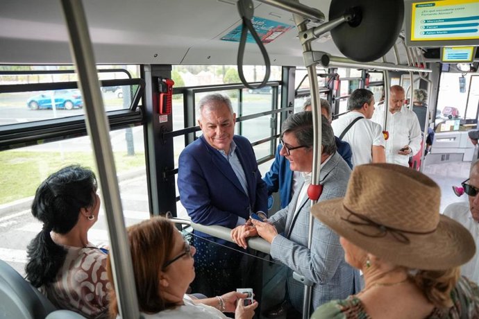 El alcalde de Sevilla, José Luis Sanz, en el tranvibús.