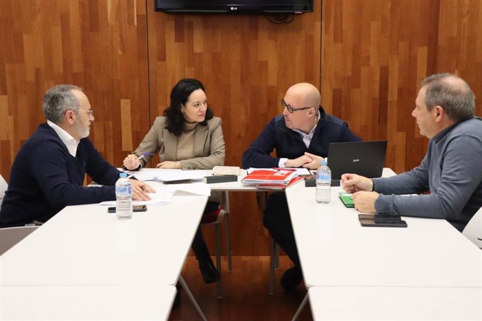 Archivo - Rafi Crespín y Antonio Gallego (centro), en la sede provincial de su partido, en una imagen de archivo.