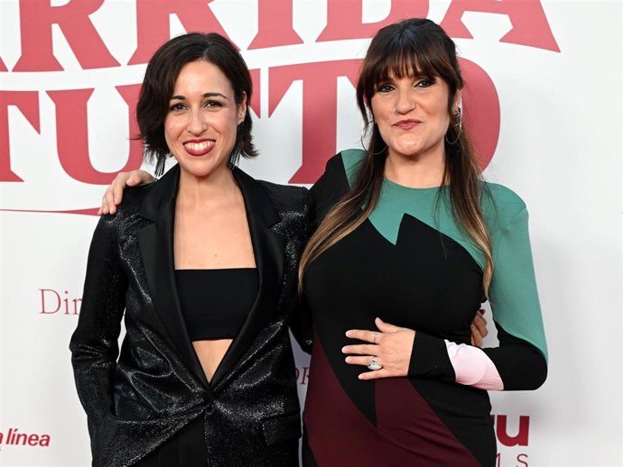 Rozalén, junto a una amiga en el estreno de 'Arriba Tutto'