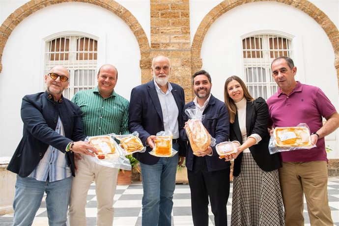 Javier Vidal, Óscar Curtido y Antonio González presentando el Día del Lomo en Manteca de Vejer.