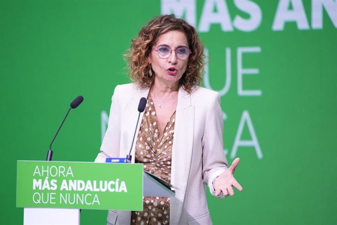 La secretaria general del PSOE-A, María Jesús Montero, durante una rueda de prensa en la sede regional del PSOE andaluz. A 6 de octubre de 2026 en Sevilla (Andalucía, España).
