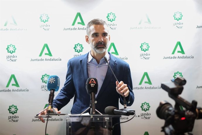 El consejero de Agricultura, Pesca, Agua y Desarrollo Rural, Ramón Fernández-Pacheco, en Fruit Attraction (Madrid).