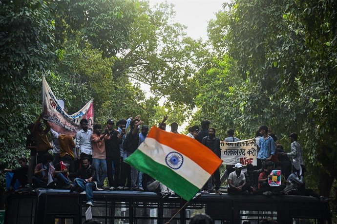 Estudiantes protestan contra el jefe de la Comisión Electoral de India, a 4 de octubre de 2026 