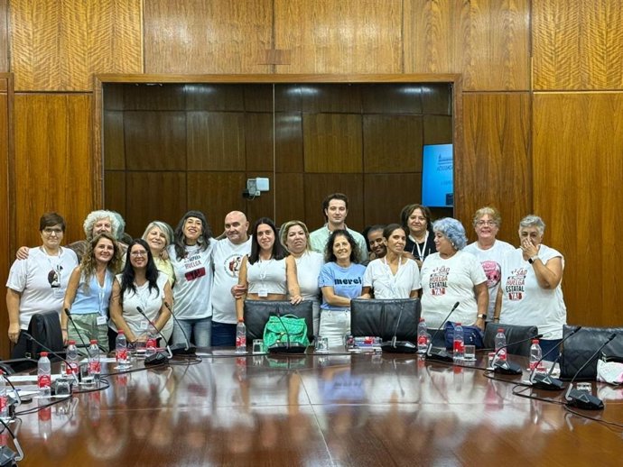 Los parlamentarios de Adelante Andalucía, Javier Montes y Leticia Blanco, junto con trabajadores del servicio de ayuda a domicilio.