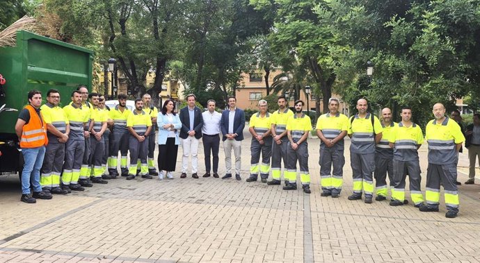 Responsables del Ayuntamiento de Lucena, UNEI y Fepamic junto a los operarios.