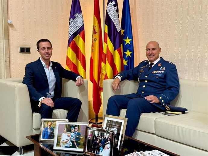 El presidente del Consell de Mallorca, Llorenç Galmés, y el nuevo coronel jefe del sector aéreo de Palma, Miguel Ángel Arranz.