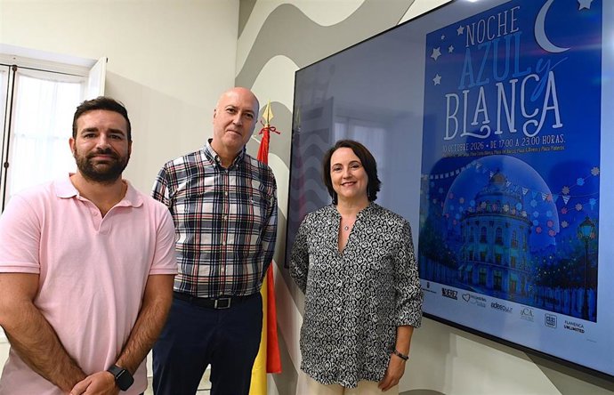 La delegada de Comercio y Consumo en el Ayuntamiento de Jerez de la Frontera (Cádiz), Nela García, presentando la programación de la Noche Azul y Blanca.