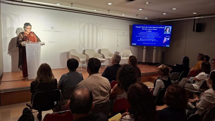 Karina Gibert habla durante la jornada.