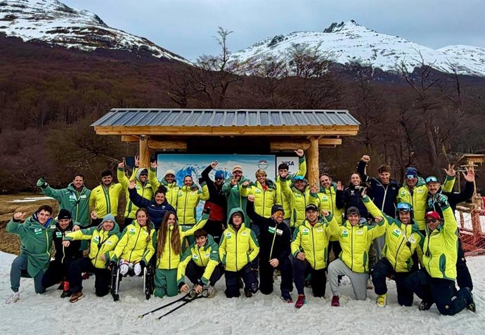 Foto de familia de los esquiadores de la Real Federación Española de Deportes de Invierno (RFEDI) en la preparación de Ushuaia (Argentina).