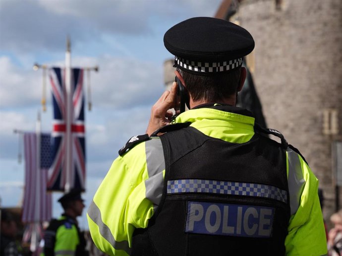 Archivo - Un agente de policía patrulla frente al castillo de Windsor, en Berkshire.