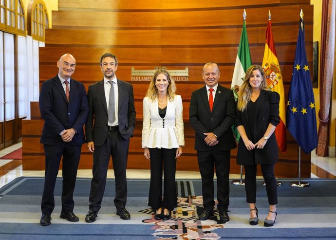 La presidenta del Parlamento de Andalucía, Ana Mestre, recibe en el Salón de Protocolo de la Cámara andaluz al director del Consejo de la Judicatura del Estado de Jalisco (México), Ramiro Iván Campos Ortega