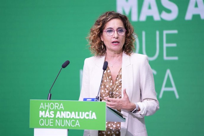 La secretaria general del PSOE-A, María Jesús Montero, durante una rueda de prensa en la sede regional del PSOE andaluz. A 6 de octubre de 2026 en Sevilla (Andalucía, España).