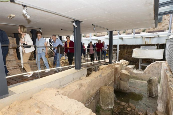 Público en el Palacio de Mayoralgo en las jornadas de puertas abiertas de la Diputación de Cáceres
