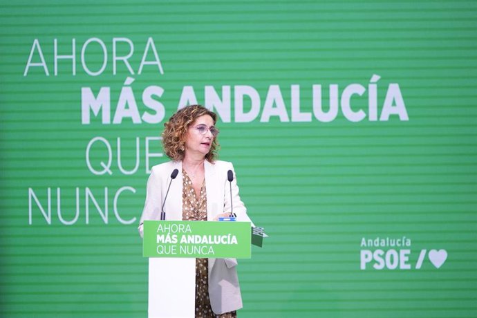 La secretaria general del PSOE-A, María Jesús Montero, durante una rueda de prensa en la sede regional del PSOE andaluz. A 6 de octubre de 2026 en Sevilla (Andalucía, España).