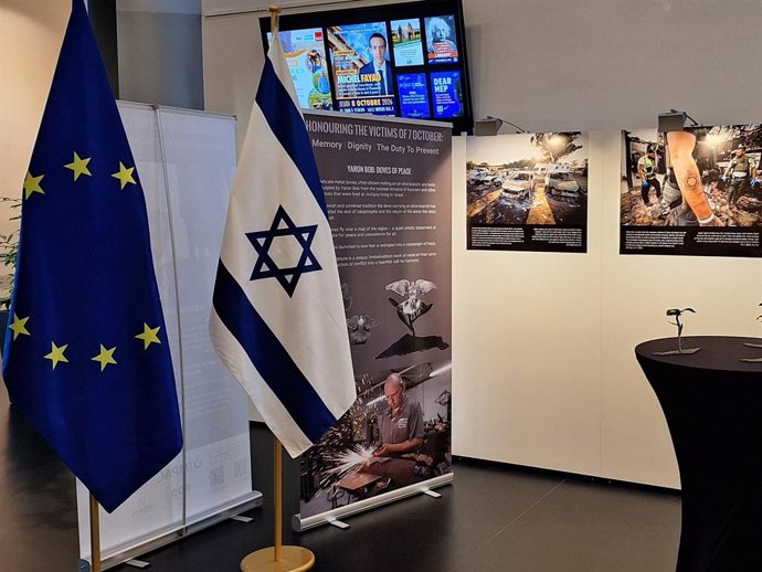 Exposição no Parlamento Europeu em memória das vítimas dos ataques de 7 de outubro de 2023, onde ocorreu um incidente envolvendo as bandeiras de Israel e da União Europeia que a instituição está investigando.