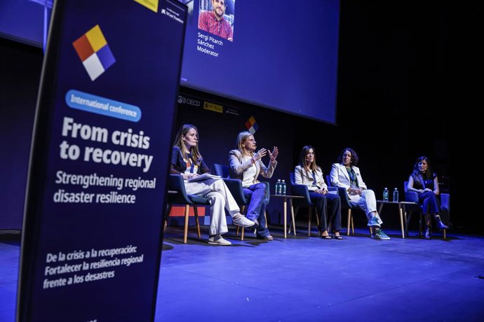 (E-D) La representant de l'Associació de Víctimes de la dana, Rosa Álvarez; la delegada del Govern, Pilar Bernabé; la comissionada de Salut Mental, Belén González Callat; la periodista Mariló Gradolí; i Elisabeth González Peralta, víctima de la dana